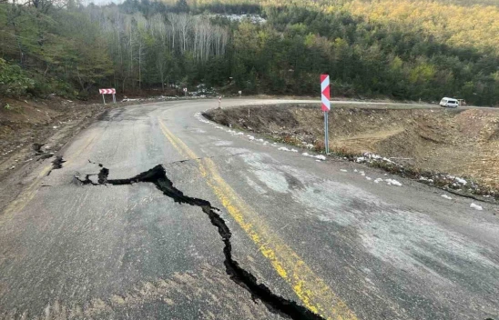 Kastamonu'da Heyelan Sebebiyle Yol Çöktü