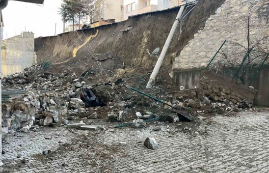 Kastamonu'da İstinat Duvarı Çöktü, 7 Araç Zarar Gördü