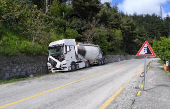 Kastamonu'da İstinat Duvarına Çarpan Tır Alev Aldı: 2 Yaralı