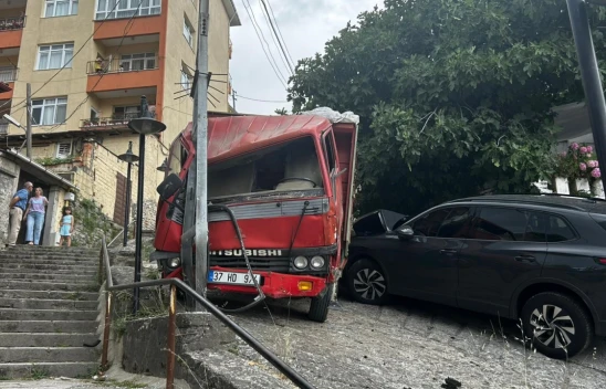 Kastamonu'da Kontrolden Çıkan Kamyon Araca Ve Direğe Çarparak Durdu
