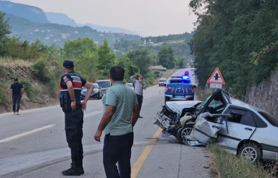 Kastamonu'da Otomobil ile Hafif Ticari Araç Çarpıştı: 8 Yaralı