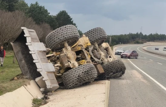 Kastamonu'da Tırın Üzerindeki İş Makinesi Yol Kenarına Devrildi