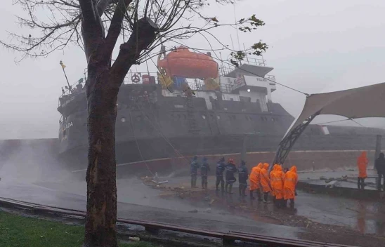 Zonguldak'ta Gemi Karaya Oturdu: Mürettebatları Kurtarmak İçin Amansız Mücadele!