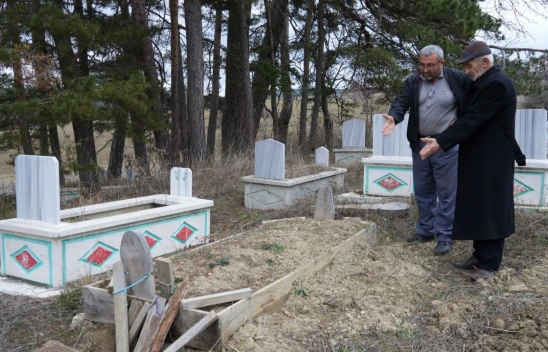 Kış Uykusuna Yatamayan Ayılar, Mezarlara Musallat Oldu