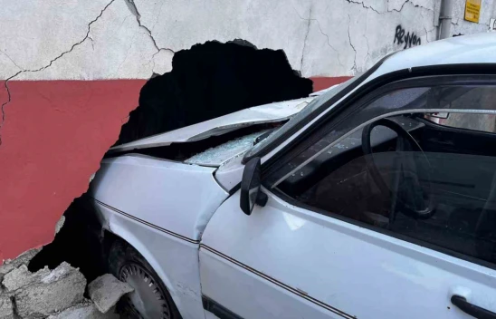 Kontrolden Çıkan Otomobil Binaya Daldı: 1 Yaralı