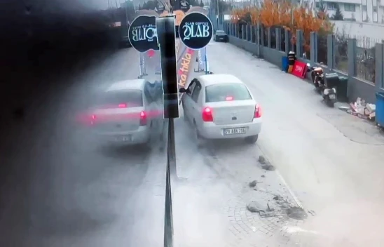 Kontrolden Çıkan Otomobil Dubaları Kırdı