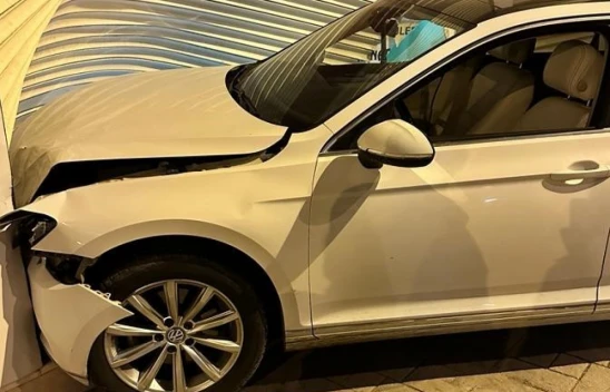 Mardin'de Otomobil Dükkana Daldı