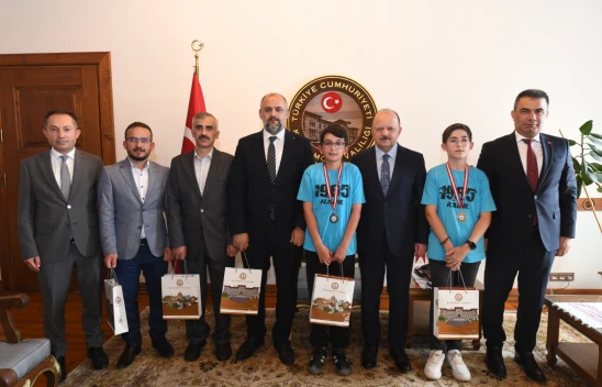 'MEB Robot Yarışması'nda Türkiye Birincisi Olan Öğrencilerden Vali Dallı'ya Ziyaret