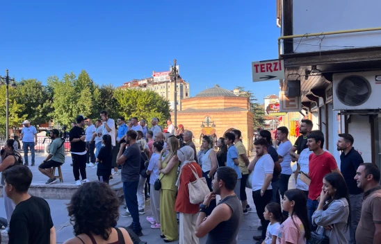 Meydanda Bir Garip Kalabalık