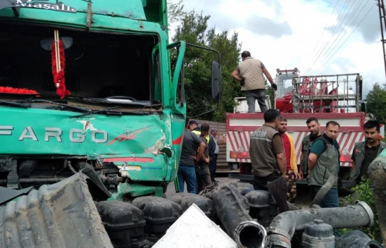Mikser İle Kamyon Çarpıştı: 2 Yaralı