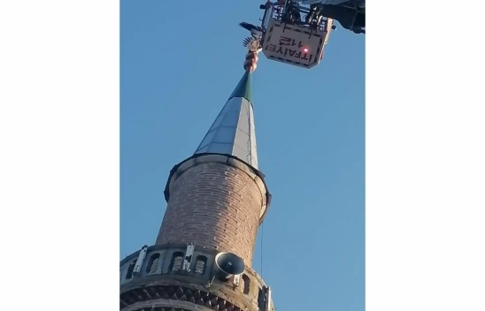 Minareye takılan leylek kurtarıldı