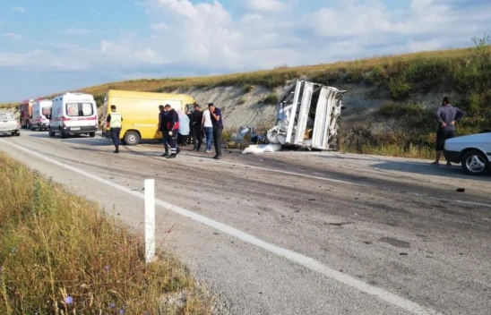 Minibüs ile kamyonet çarpıştı: 4 yaralı