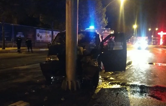 Minibüs Levhaya Çarptı: 1 Yaralı