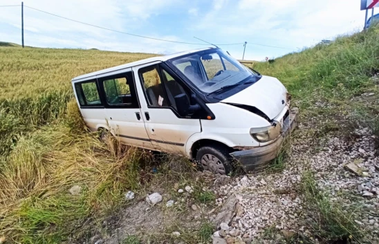 Minibüs tarlaya uçtu: 1 ölü