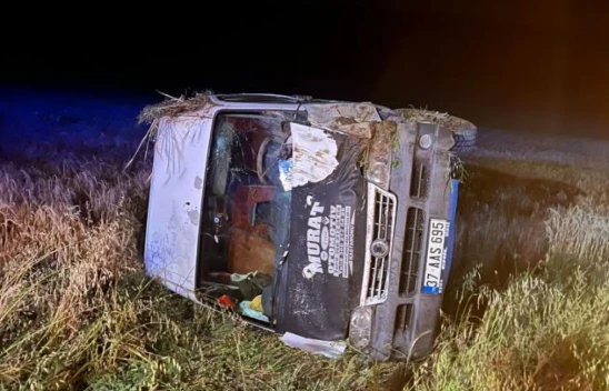 Minibüs tarlaya uçtu: 7 kişi yaralandı