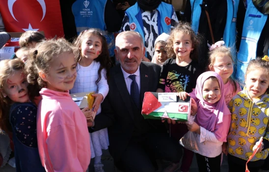 Minikler Hayır Çarşısına Harçlıklarını Bağışladı