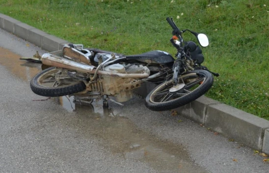 Motosiklet metrelerce sürüklendi: 1'i ağır 3 yaralı