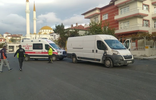 Motosiklet ve Ticari Araç Çarpıştı: 1 Yaralı