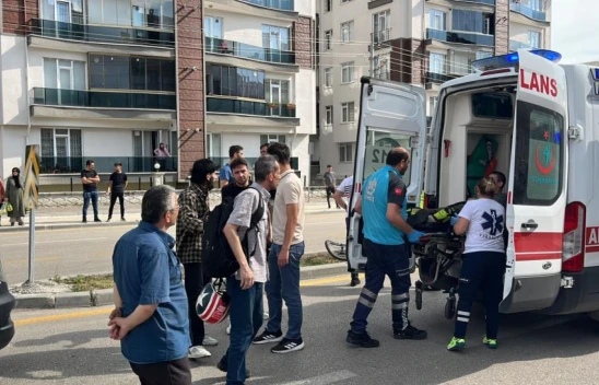 Motosikletle Bisiklet Çarpıştı: 3 Yaralı