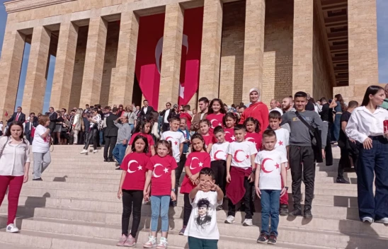 Öğrenciler Cumhuriyet'in 100'üncü yılında Anıtkabir'de