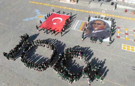 Öğrencilerden 100'üncü yıla özel koreografi
