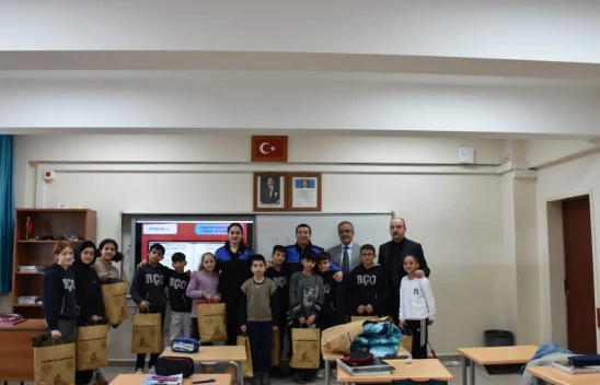 Öğrencilere Bot Ve Mont Hediye Edildi