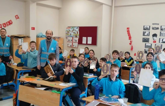 Öğrencilere Kur'an-ı Kerim Hediye Edildi