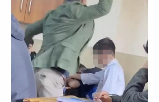 Öğretmen Öğrencisini Kitapla Dövdü