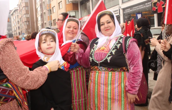 Önlerinde Kağnı Ellerinde Türk Bayrağı İle Yürüdüler