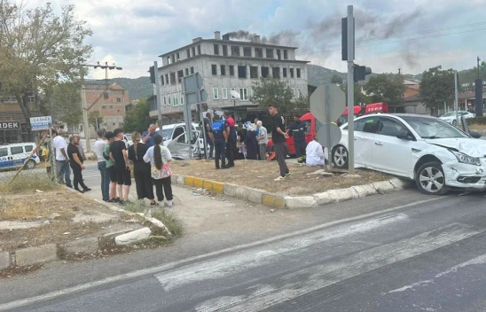 Osmancık'ta İki Araç Kavşakta Çarpıştı: 1 Yaralı