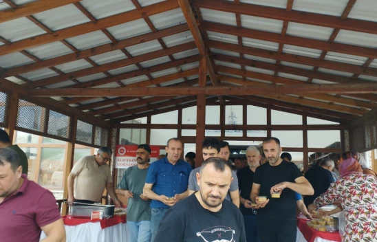 Oto Tamircileri'nden Aşure İkramı