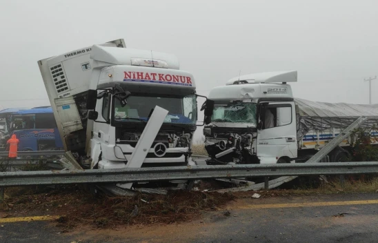 Otobüs ve İki Tır Çarpıştı: 1 Ölü, 15 Yaralı
