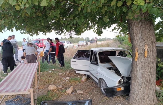 Otomobil ağaca çarptı: 1'i çocuk 3 yaralı