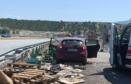 Otomobil bariyerlere çarptı: 2 yaralı