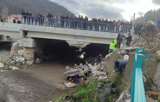 Otomobil Çaya Uçtu: Yaralılar Var!