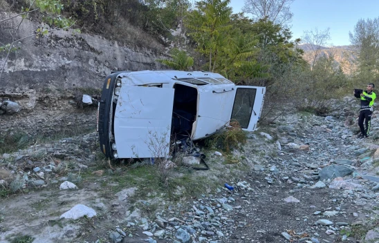 Otomobil Dereye Uçtu: 2 Yaralı