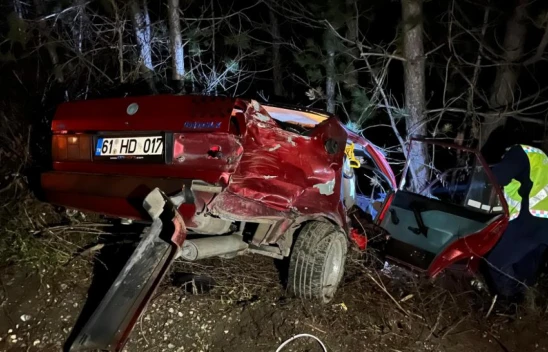 Otomobil Hurdaya Döndü: 1 Ölü, 1 Yaralı