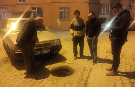 Otomobil, Kapağı Çalınan Rögara Düştü