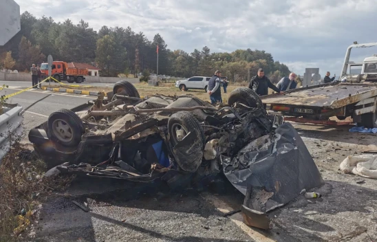 Otomobil Paramparça Oldu: 1 Ölü, 3'ü Ağır 4 Yaralı