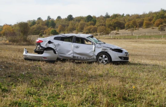 Otomobil tarlaya yuvarlandı