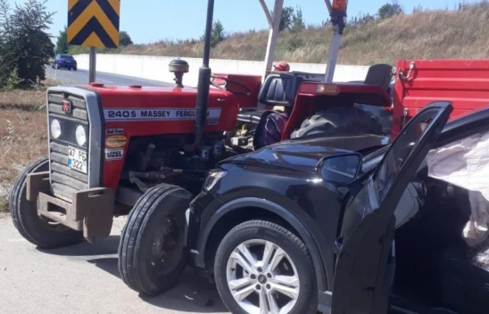 Otomobil Traktöre Çarptı: 1 Yaralı