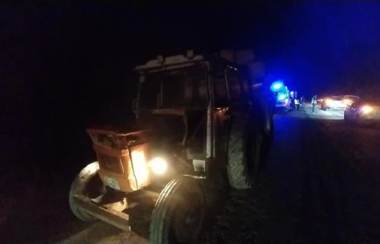 Otomobil Traktöre Çarptı: 3 Yaralı