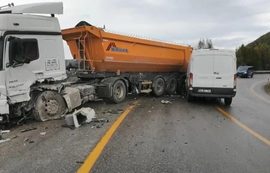 Panelvan İle Kamyon Çarpıştı: 1 Yaralı