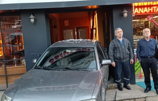 Freni Boşalan Otomobil Dükkana Daldı