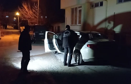 Park Halindeki Aracın Camını Kaldırım Taşıyla Kırdılar