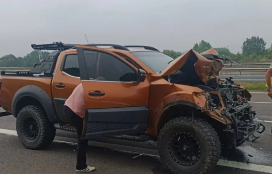 Pikap tıra çarptı: 1 yaralı