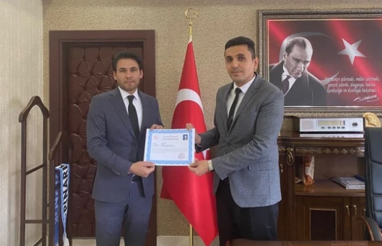 Pınarbaşı Kaymakamı'ndan Kütüphane Personeline 'Üstün Başarı Belgesi'