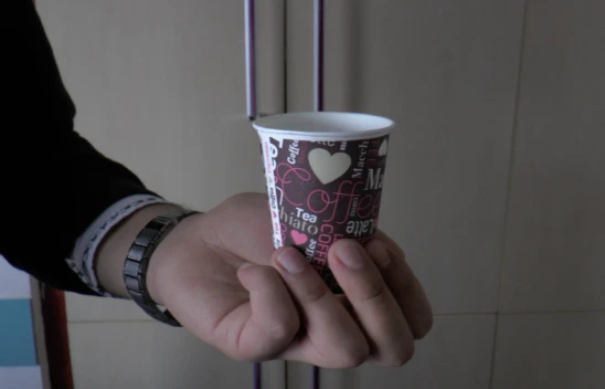 Plastik ve Karton Bardaktaki 'Görünmeyen' Tehlike