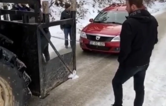 Rampayı Çıkamayan Araçlar Traktörle Çekildi