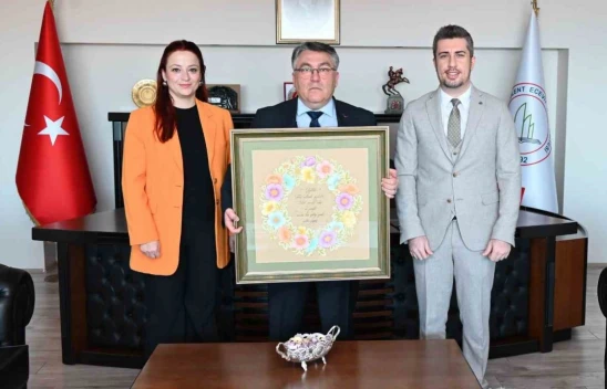 Rektör Özölçer'den Gümüş ve Yıldırım'a Teşekkür Belgesi